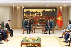 Deputy Prime Minister Nguyen Van Thang (right) receives Chairman and CEO of US-based R3 Lithium Linh Austin in Hanoi on September 21. (Photo published by VNA)
