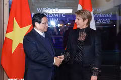 Vietnamese PM Pham Minh Chinh (left) meets with Swiss President Karin Keller-Sutter during his trip to attend the 55th annual meeting of the World Economic Forum in Davos, Switzerland, on January 21, 2025. (Photo: VNA)