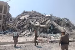The 30-story building under construction in Bangkok collapsed into rubble in seconds when a 7.7-magnitude quake struck Myanmar on March 28. (Photo: Xinhua/VNA)