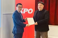 Vietnamese Ambassador to Austria Vu Le Thai Hoang (L) delivers a letter of appreciation from the CPV Central Committee for the congratulatory message sent on the occasion of the CPV’s 14th National Congress to Leader of the Communist Party of Austria (KPÖ) Günther Hopfgartner. (Photo published by VNA)