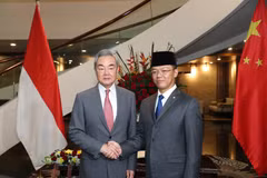 Indonesian Foreign Minister Sugiono (right) and his Chinese counterpart Wang Yi at the inaugural Comprehensive Strategic Dialogue (CSD) in Jakarta on August 21, 2026 (Photo: Xinhua/VNA)