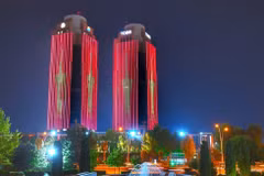 The twin towers of the Union of Chambers and Commodity Exchanges of Türkiye (TOBB) in Ankara are brilliantly illuminated with the image of Vietnam's national flag. (Photo: Vietnamese Embassy in Türkiye)