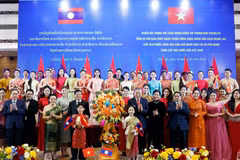 Party General Secretary To Lam and his spouse, together with Party General Secretary and President of Laos Thongloun Sisoulith and his spouse, present flowers to artists at the banquet. (Photo: VNA)