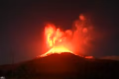 Mount Lewotobi Laki-laki erupts on August 1, 2025. (Photo: Xinhua/VNA)