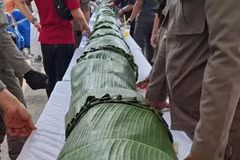 The record-breaking cake measured 25 metres in length and 25 centimetres in diameter. (Photo: Radar Lampung)