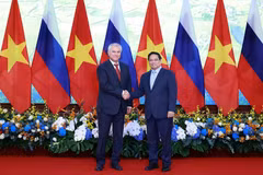 PM Pham Minh Chinh (right) meets with Chairman of the Russian State Duma Vyacheslav Volodin in Hanoi on September 29, 2025. (Photo: VNA)