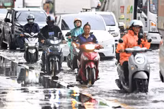 Vehicles move through a flooded street following prolonged heavy rain in Bangkok, Thailand, on October 6, 2026. (Photo: Xinhua/VNA)