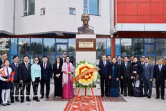 NA President Tran Thanh Man, his spouse and officials stand besides the President Ho Chi Minh monument at Inter-Level School No. 14 in Ulaanbaatar on September 9. (Photo: VNA)