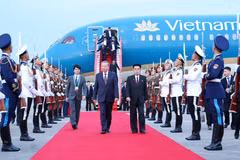 Party General Secretary To Lam is welcomed at Pyongyang International Airport on October 9 morning. (Photo: VNA)
