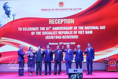 Vietnamese Ambassador to Laos Nguyen Minh Tam (third from right) and Lao officials toast the 81st anniversary of the August Revolution and National Day of Vietnam at the ceremony in Vientiane on August 28. (Photo: VNA)