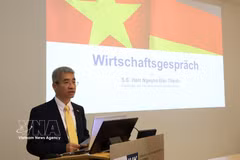 Vietnamese Ambassador to Germany Nguyen Dac Thanh speaks at the economic dialogue held by IHK Leipzig. (Photo: VNA)