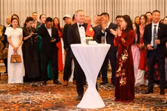 Vietnamese Consul General Nguyen Thanh Ha (front, right) and Western Australian Premier Roger Cook (front, left) and other participants in the ceremony (Photo: VNA)