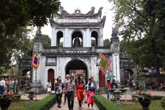 Visitors at the Temple of Literature in Hanoi (Photo: VNA)
