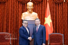 Party General Secretary and State President To Lam (right) receives outgoing Palestinian Ambassador to Vietnam Saadi Salama on June 25. (Photo: VNA)