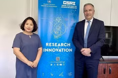 Vietnamese Ambassador to Greece Pham Thi Thu Huong (L) and Greece’s Deputy Minister for Research and Innovation under the Ministry of Development Stavros Kalafatis (Photo: VNA)