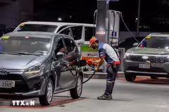 A fuel station in the Philippines. The Philippine economy expanded 2.8% in the first quarter, down from 3% in the previous quarter, weighed down by higher oil prices linked to the Middle East conflict and weaker public spending. (Photo: Xinhua/VNA)