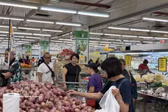 Consumers shop at a supermarket in Kuala Lumpur, Malaysia. (Photo: VNA)