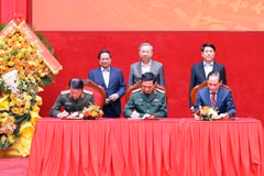 Party General Secretary To Lam, State President Luong Cuong, and Prime Minister Pham Minh Chinh witness the signing of the new regulations on coordination between the Ministries of Public Security, National Defence, and Foreign Affairs on December 6. (Photo: VNA)