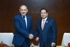 Prime Minister Pham Minh Chinh (R) meets with his Armenian counterpart Nikol Pashinyan on September 1, on the sidelines of the Shanghai Cooperation Organisation (SCO) Summit in Tianjin, China. (Photo: VNA)