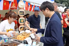 Visitors to the booth of the Vietnamese Embassy at the Embassies Food and Culture Festival held in Prague, the Czech Republic, on June 6 (Photo: VNA)