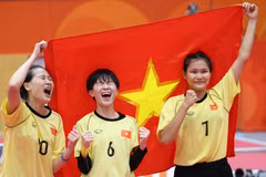 From left: Nguyen Thi Khanh Ly, Nguyen Thi Thu Trang, and Le Thi Hong Lien of Vietnam celebrate the gold medal in the women’s doubles final of sepak takraw at ASIAD 2026 on September 29. (Photo: Xinhua/VNA)
