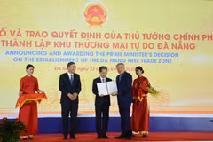 Deputy Prime Minister Nguyen Hoa Binh (second from right) presents the Prime Minister's decision to establish the Da Nang Free Trade Zone on June 22. (Photo: VNA)