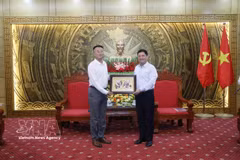 Secretary of the Bac Ninh Party Committee Nguyen Hong Thai (right) presents a Dong Ho folk painting as a gift to the delegation of Chinese investors at the meeting on September 21. (Photo: VNA)