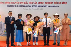Da Nang officials welcome passengers boarding the Scoot Airlines flight on October 20. (Photo: VNA)