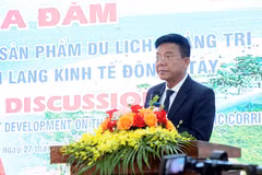 Chairman of the Quang Tri Tourism Association Nguyen Anh Tuan addresses the discussion on November 27. (Photo: VNA)