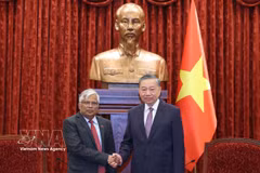 General Secretary of the Communist Party of Vietnam Central Committee and President To Lam (right) receives outgoing Bangladeshi Ambassador Mohammad Lutfor Rahman on September 5. (Photo: VNA)