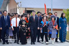 Prime Minister Le Minh Hung join students and teachers of the Muong Khuong Inter-level Primary and Secondary Boarding School, Lao Cai province, in the opening ceremony of the 2026–2027 academic year on September 5. (Photo: VNA)