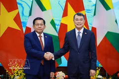 Prime Minister Le Minh Hung (right) meets with Myanmar President Min Aung Hlaing in Hanoi on September 5. (Photo: VNA)