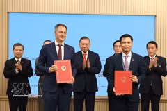 General Secretary and President To Lam, together with Vietnamese officials, witnesses the exchange of cooperation documents between Vietnam and the UN in New York on September 22, 2026. (Photo: VNA)