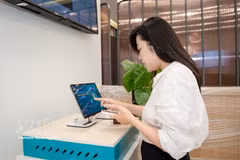 Customers can independently carry out digital transactions, thereby saving time and simplifying procedures. (Photo VNA)