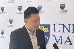 Collins Chong Yew Keat, a foreign affairs, security and strategy analyst at the University of Malaya, grants an interview to the Vietnam News Agency. (Photo: VNA)