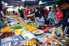 Consumers buy food at a market in Narathiwat province of Thailand. (Photo: AFP/VNA)