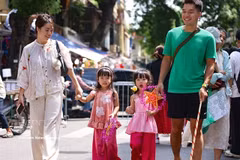 A family enjoys a traditional market during the Mid-Autumn Festival on Hang Ma street in Hanoi. (Photo: VNA)