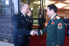 Vietnamese Deputy Prime Minister and Minister of National Defence General Phan Van Giang (right) meets with Senior Lieutenant General Zhang Shengmin, Vice Chairman of China's Central Military Commission, in Beijing on September 16, 2026. (Photo published by VNA)