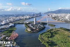 An aerial view of the Han River in Da Nang city (Photo: VNA)