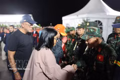 Acting President of Venezuela Delcy Rodriguez extends her regards to the Vietnamese rescue team at the ceremony in La Guaira state on July 3, 2026. (Photo: VNA)