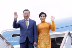 General Secretary of the Communist Party of Vietnam Central Committee To Lam and his spouse, Ngo Phuong Ly, arrive at Vnukovo international airport in Moscow on September 7 afternoon (local time). (Photo: VNA)