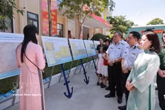 Visitors to the “Hoang Sa, Truong Sa – Sacred Sea and Islands” exhibition in Da Nang city (Photo: VNA)