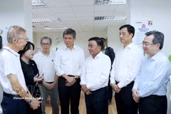 Politburo member and Standing Member of the CPV Central Committee’s Secretariat Tran Cam Tu (third from right), together with Vietnamese and Singaporean officials, visits a meet-the-people session branch of the People’s Action Party on August 24. (Photo: VNA)