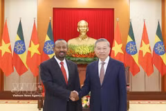 General Secretary of the Communist Party of Vietnam Central Committee To Lam (right) receives President of the Prosperity Party and Prime Minister of Ethiopia Abiy Ahmed Ali in Hanoi on April 15, 2025. (Photo: VNA)