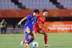 Vietnamese and Thai players vie for the ball at the final Group E match at ASIAD 2026 on September 21. (Photo: thanhnien.vn)