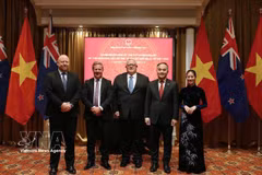 Vietnamese Ambassador Phan Minh Giang (second, right) and his spouse in a joint photo with Speaker of the New Zealand House of Representatives Gerry Brownlee (centre), Minister of Trade Todd McClay (second, left) and Deputy Secretary of the Ministry of Foreign Affairs and Trade Grahame Morton at the ceremony (Photo: VNA)