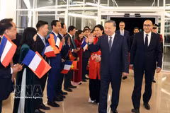 General Secretary of the Communist Party of Vietnam Central Committee and President To Lam and his spouse are welcomed at Orly Airport by the Vietnamese Embassy staff and members of the Vietnamese community in France early in the morning of September 10. (Photo: VNA)