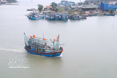 A fishing vessel enters the Lach Quen estuary in Quynh Phu commune, Nghe An province. (Photo: VNA)
