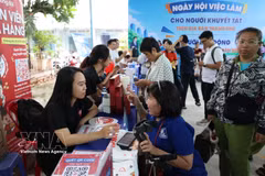 A large number of people with disabilities come to seek opportunities at a job fair for them in Ho Chi Minh City. (Photo: VNA)