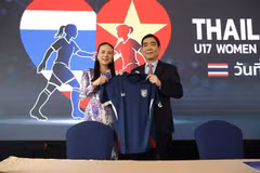 President of the Football Association of Thailand Nualphan Lamsam (left) and Vietnamese Ambassador to Thailand Pham Viet Hung at the press conference. (Photo: VNA)
